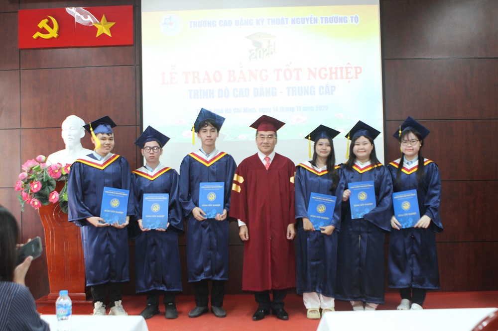 Media/1_TH1070/FolderFunc/202511/Images/le-tot-nghiep-2025-1jpg-20251117093404-e.jpg