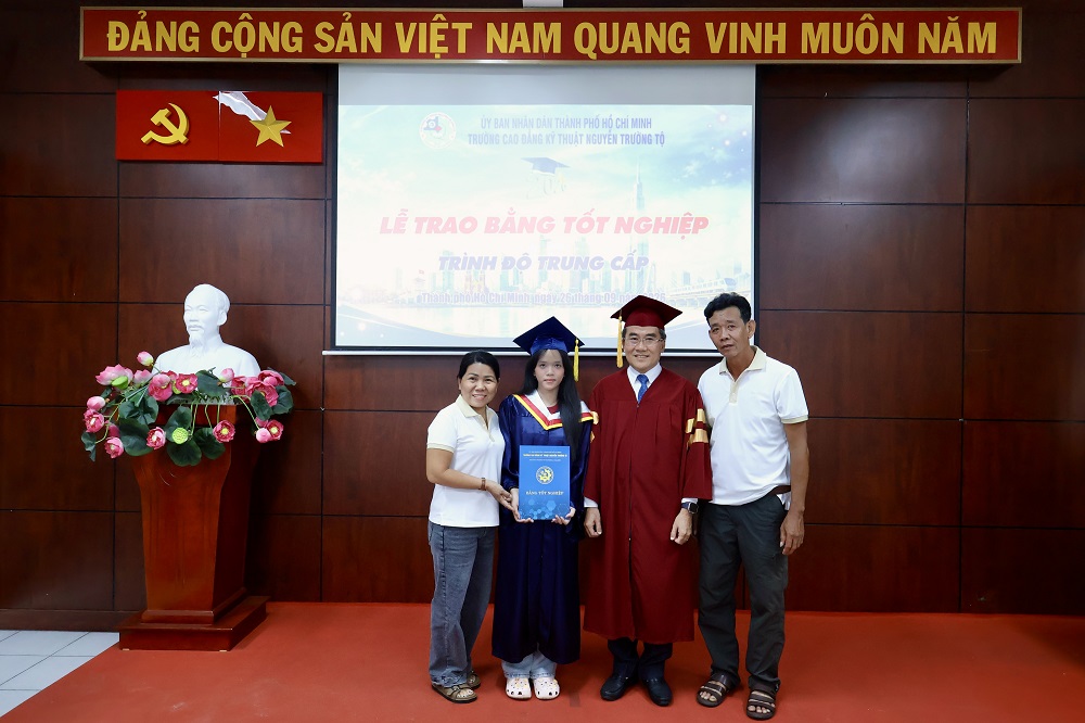 Media/1_TH1070/FolderFunc/202609/Images/le-trao-bang-tot-nghiep-16-20260928112129-e.jpg